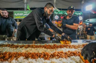 عبر توزيع أكثر من 20 ألف وجبة طعامٍ يوميًّا.. موكب فرقة العباس (عليه السلام) يواصل تقديم خدماته لزائري الأربعين