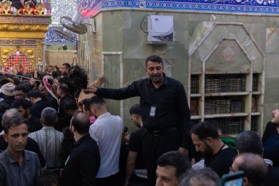 قسم إدارة الحرم الشريف ينظّم دخول الزائرين وخروجهم من مرقد أبي الفضل العباس (عليه السلام)