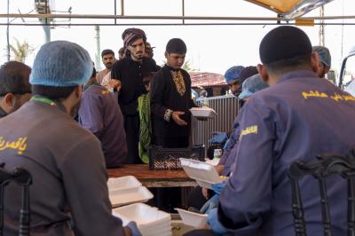 على محور النجف.. 300 متطوع يساندون ملاكات جامعة العميد في خدمة زائري الأربعين