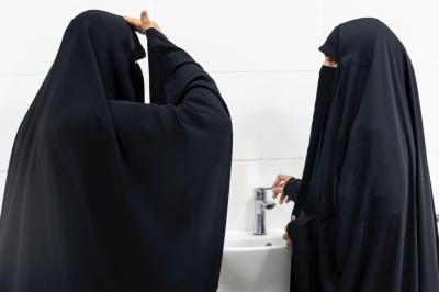 مدرسة فدك الزهراء (عليها السلام) الدينية تقدّم برامجها التبليغية لزائرات الأربعين