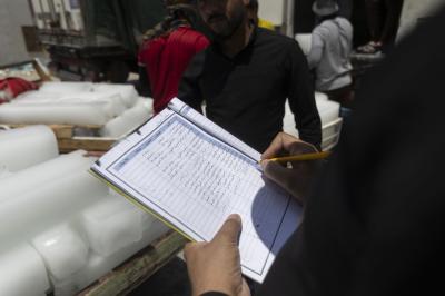خدمة لزائري الأربعين.. قسم بين الحرمين يرفد مواكبه الخدمية بـ 35 ألف صندوق من مياه الشرب