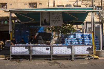 خدمة لزائري الأربعين.. قسم بين الحرمين يرفد مواكبه الخدمية بـ 35 ألف صندوق من مياه الشرب