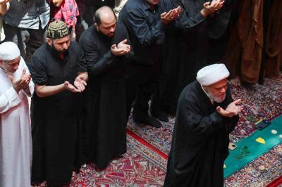 في أماكن متعددة.. قسم الشؤون الدينية يقيم خمس صلوات يومية للزائرين