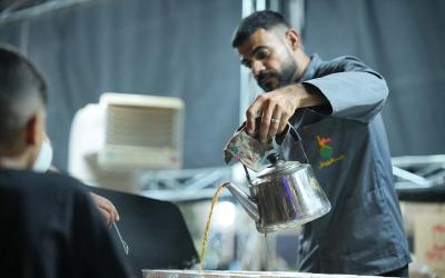 على محور بغداد.. مجمع الشيخ الكليني يقدم أكثر من 10 آلاف وجبة طعام يوميًّا لزائري الأربعين