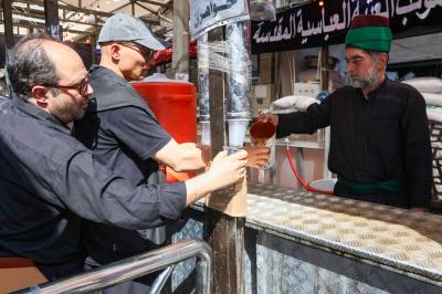 في ذروة الزيارة.. ملاكات شعبة السادة الخدم تضاعف خدماتها لزائري أربعين الإمام الحسين (عليه السلام)