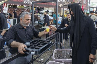 مع تزايد أعداد الزائرين.. قسم الشعائر يجهّز المواكب الخدمية بقوالب الثلج