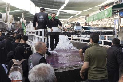 مع تزايد أعداد الزائرين.. قسم الشعائر يجهّز المواكب الخدمية بقوالب الثلج
