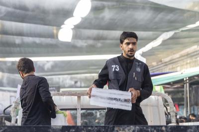 مع تزايد أعداد الزائرين.. قسم الشعائر يجهّز المواكب الخدمية بقوالب الثلج
