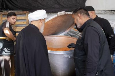 بعد مواكبة مسيرهم.. قسم المعارف يقدم خدماته للزائرين عبر موكب (جنوب الولاء) في كربلاء