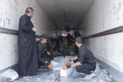 لتأمين أفضل الخدمات للزائرين.. قسم الشؤون الخدمية يجهز المواكب بأكثر من 4 آلاف قالب ثلج يوميًا