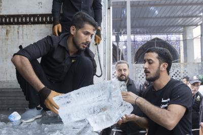 لتأمين أفضل الخدمات للزائرين.. قسم الشؤون الخدمية يجهز المواكب بأكثر من 4 آلاف قالب ثلج يوميًا