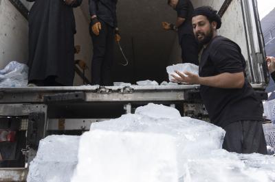 لتأمين أفضل الخدمات للزائرين.. قسم الشؤون الخدمية يجهز المواكب بأكثر من 4 آلاف قالب ثلج يوميًا