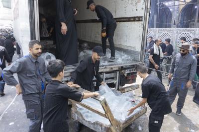لتأمين أفضل الخدمات للزائرين.. قسم الشؤون الخدمية يجهز المواكب بأكثر من 4 آلاف قالب ثلج يوميًا