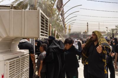 لتخفيف درجات الحرارة.. قسم بين الحرمين يواصل تشغيل مرشات الرذاذ خدمة لزائري الأربعين