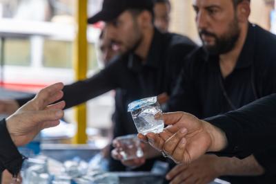 في ذروة زيارة الأربعين.. قسم بين الحرمين يواصل تقديم مياه الشرب للزائرين عبر موكبه الخدمي