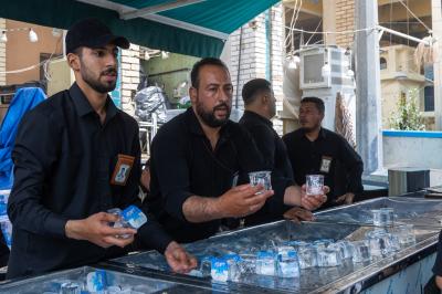 في ذروة زيارة الأربعين.. قسم بين الحرمين يواصل تقديم مياه الشرب للزائرين عبر موكبه الخدمي
