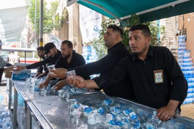في ذروة زيارة الأربعين.. قسم بين الحرمين يواصل تقديم مياه الشرب للزائرين عبر موكبه الخدمي