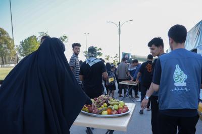مجمع الشيخ الكليني يقيم سفرة السيدة أم البنين (عليها السلام) لزائري الأربعين