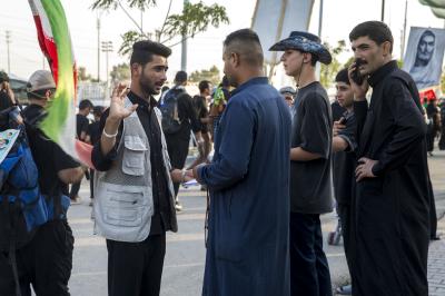 متطوعو فتية الكفيل يقدمون جهودًا خدمية وتنظيمية في الموكب الثقافي العام على محور بغداد – كربلاء