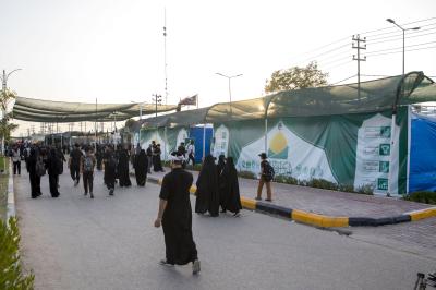متطوعو فتية الكفيل يقدمون جهودًا خدمية وتنظيمية في الموكب الثقافي العام على محور بغداد – كربلاء