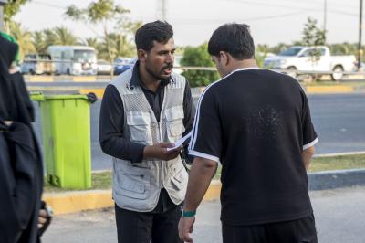 متطوعو فتية الكفيل يقدمون جهودًا خدمية وتنظيمية في الموكب الثقافي العام على محور بغداد – كربلاء