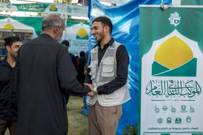 متطوعو فتية الكفيل يقدمون جهودًا خدمية وتنظيمية في الموكب الثقافي العام على محور بغداد – كربلاء