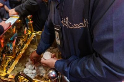 خدمة لزائري الأربعين.. قسم رعاية الصحن الشريف يهيّئ القواطع الخاصة بإقامة صلاة الجماعة