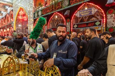 خدمة لزائري الأربعين.. قسم رعاية الصحن الشريف يهيّئ القواطع الخاصة بإقامة صلاة الجماعة