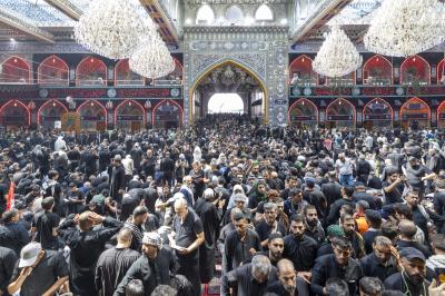 الزائرون يحيون ذكرى أربعين الإمام الحسين (عليه السلام) عند المرقدين الطاهرين