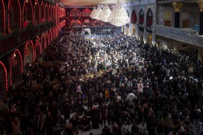 الزائرون يحيون ذكرى أربعين الإمام الحسين (عليه السلام) عند المرقدين الطاهرين