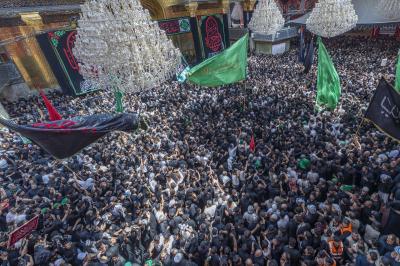 الزائرون يحيون ذكرى أربعين الإمام الحسين (عليه السلام) عند المرقدين الطاهرين