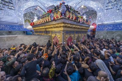 الزائرون يحيون ذكرى أربعين الإمام الحسين (عليه السلام) عند المرقدين الطاهرين