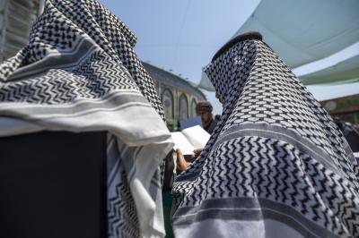 الزائرون يحيون ذكرى أربعين الإمام الحسين (عليه السلام) عند المرقدين الطاهرين