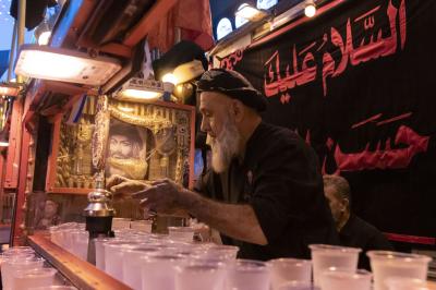 في كربلاء.. المواكب الحسينية تواصل تقديم الخدمات لزائري أربعينية الإمام الحسين (عليه السلام)