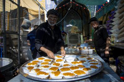 في كربلاء.. المواكب الحسينية تواصل تقديم الخدمات لزائري أربعينية الإمام الحسين (عليه السلام)