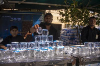 في العشرين من صفر.. قسم بين الحرمين يواصل تقديم مياه الشرب للزائرين عبر موكبه الخدمي
