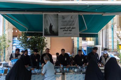 في العشرين من صفر.. قسم بين الحرمين يواصل تقديم مياه الشرب للزائرين عبر موكبه الخدمي