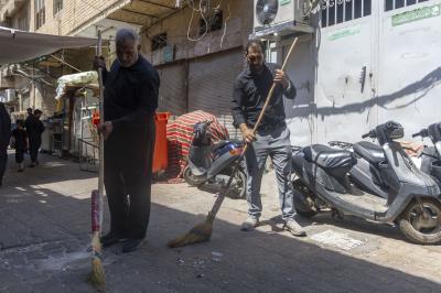  قسم بين الحرمين ينفذ حملة لرفع النفايات من الطرق المؤدية إلى مرقد أبي الفضل العباس (عليه السلام)
