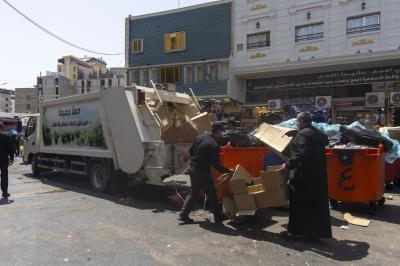  قسم بين الحرمين ينفذ حملة لرفع النفايات من الطرق المؤدية إلى مرقد أبي الفضل العباس (عليه السلام)