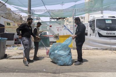  قسم بين الحرمين ينفذ حملة لرفع النفايات من الطرق المؤدية إلى مرقد أبي الفضل العباس (عليه السلام)