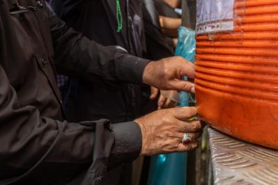 بعد انتهاء زيارة الأربعين.. شعبة السادة الخدم تواصل تقديم خدماتها للزائرين عَبرَ موكبها في باب القبلة