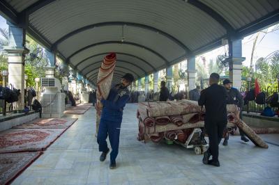 قسم بين الحرمين يجري حملة لغسل أرضية مسقفات الساحة الوسطية وفرشها بالسجاد 