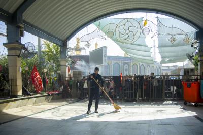 قسم بين الحرمين يجري حملة لغسل أرضية مسقفات الساحة الوسطية وفرشها بالسجاد 