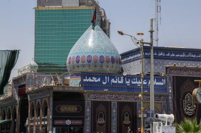 ملاكات قسم المقام الشريف تواصل تقديم وجبات الطعام للزائرين بعد انتهاء زيارة الأربعين