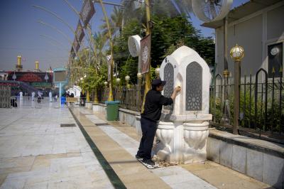 قسم بين الحرمين ينفذ حملة لغسل الساحة الوسطية وتنظيفها