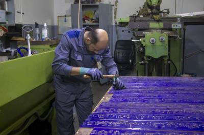 قسم صناعة الشبابيك يضع اللمسات الأخيرة لإنجاز الكتائب الخاصة بنص زيارة أبي الفضل العباس (عليه السلام)
