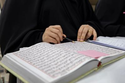 شعبة فاطمة بنت أسد تجري الاختبارات الإلكترونية لمسابقة (أشرقت بشائر الرحمة) القرآنية