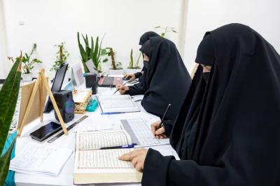 شعبة فاطمة بنت أسد تجري الاختبارات الإلكترونية لمسابقة (أشرقت بشائر الرحمة) القرآنية