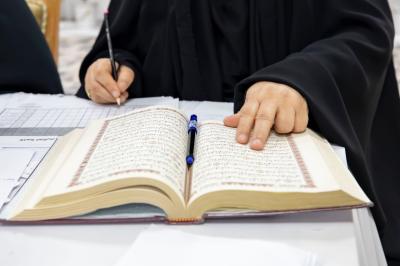 شعبة فاطمة بنت أسد تجري الاختبارات الإلكترونية لمسابقة (أشرقت بشائر الرحمة) القرآنية