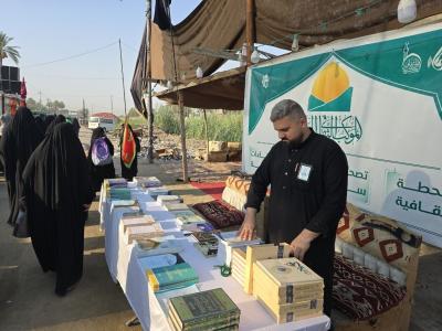 قسم الشؤون الفكرية يقدم خدماته الثقافية لزائري مدينة النجف بذكرى شهادة النبي (صلى الله عليه وآله)